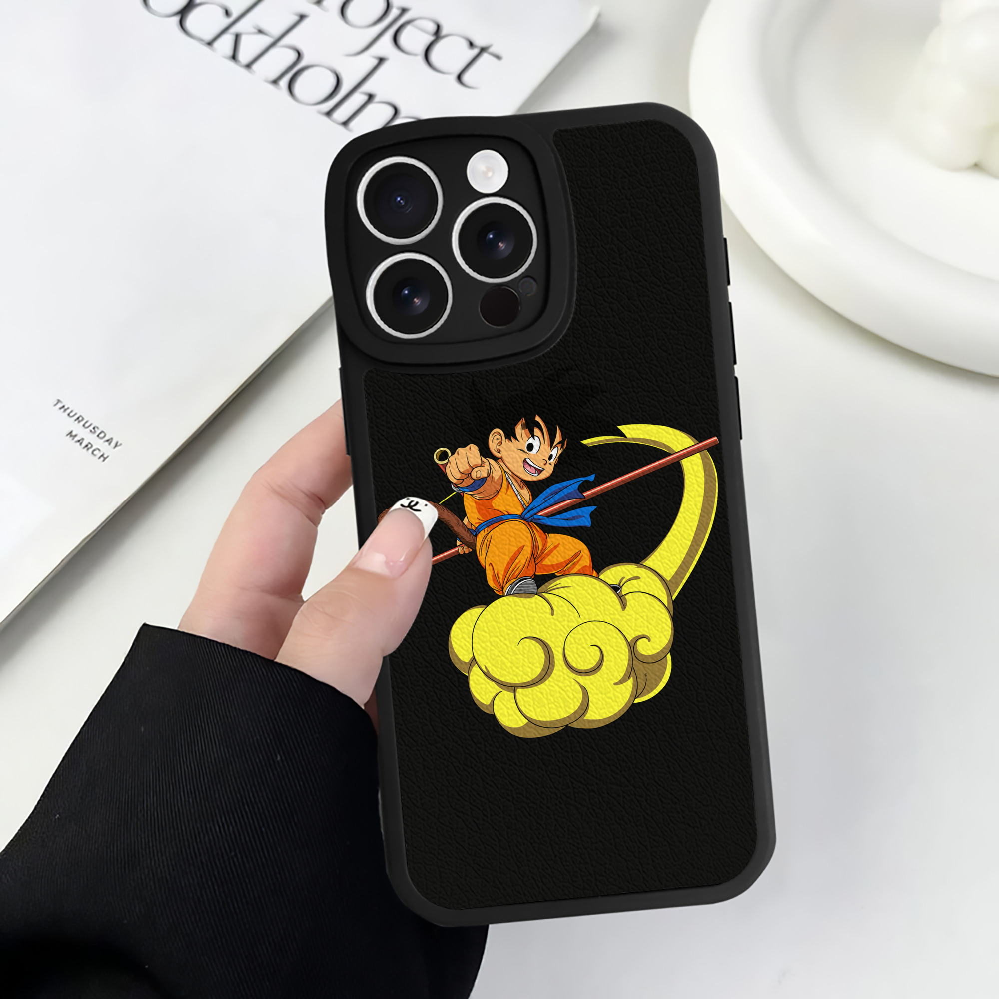 （画像用） ドラゴンボール 孫悟空（そん ごくう）Son Goku カカロット DRAGON BALL Kakarotto 【iPhone 16シリーズ対応】シリコンスマホケース（レザー調） 材質：シリコン